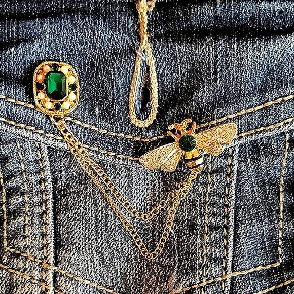 18K Gold Plated Stainless Steel and Green Gems Bee Brooch with Chain. New - Picture 1 of 6